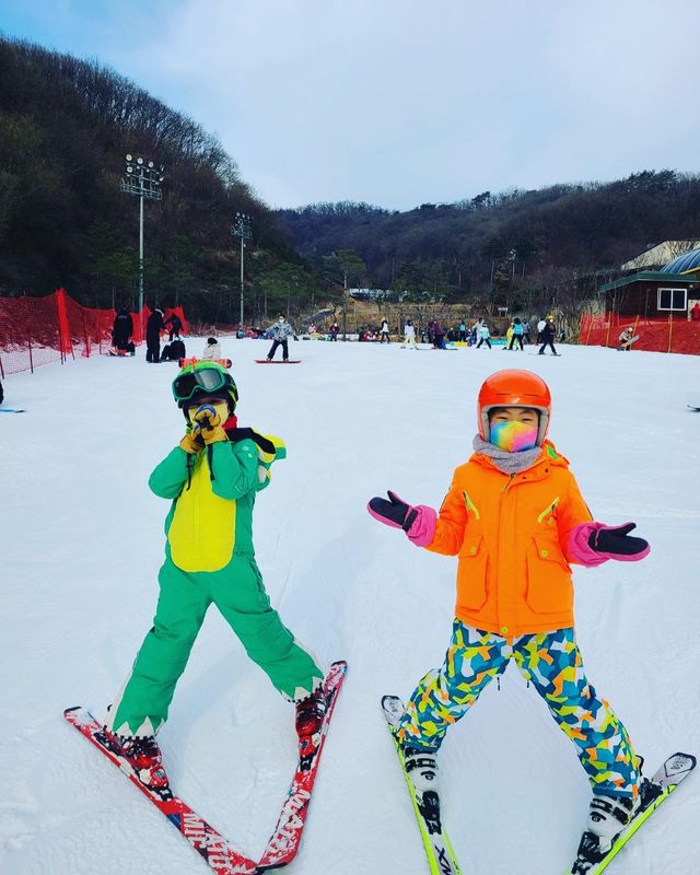곤지암 초급 슬로프에서 A자 자세로 스키를 신고 선 두 어린이