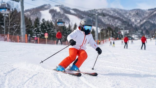 리프트가 보이는 슬로프에서 턴을 하는 기술등급제반 class 어린이
